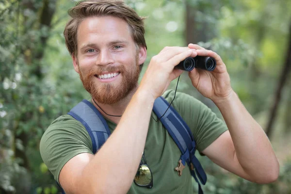 Porträt Eines Lächelnden Männlichen Wanderers Wald — Stockfoto