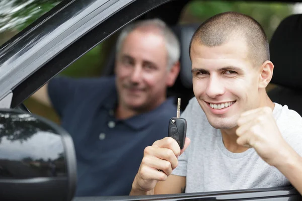 Δροσερό Χαμογελά Ευτυχισμένος Άνθρωπος Δείχνει Κλειδιά Αυτοκινήτων — Φωτογραφία Αρχείου