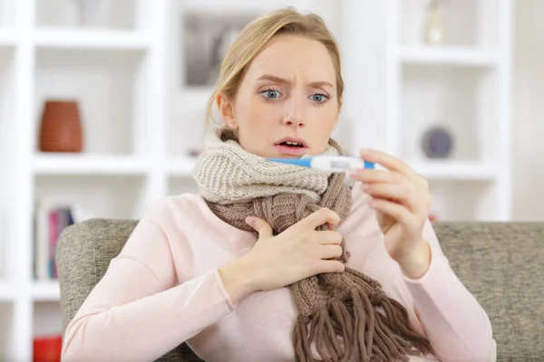 Mujer Conmocionada Estando Enferma Teniendo Gripe Acostada Sofá —  Fotos de Stock