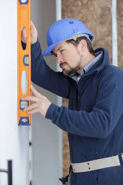 Worker Measures Wall Level — Stock Photo, Image
