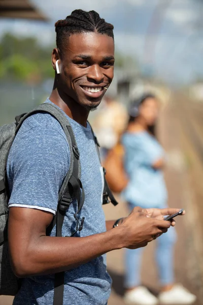 Χαρούμενος Νεαρός Άνδρας Στην Πλατφόρμα Σιδηροδρομικό Σταθμό — Φωτογραφία Αρχείου