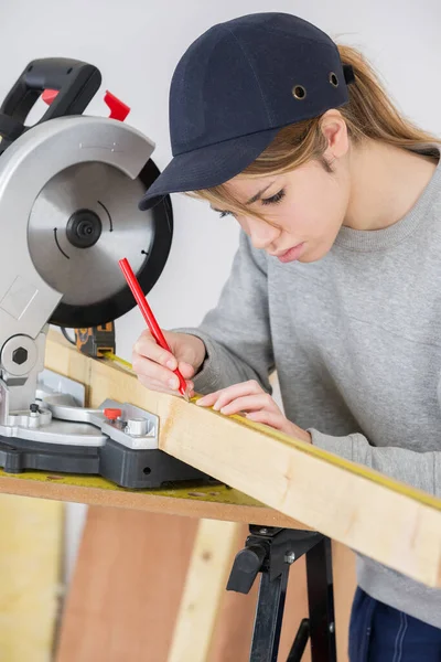 Carpinteiro Feminino Usando Serra Circular — Fotografia de Stock