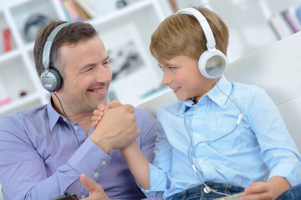 Menino Seu Pai Com Fone Ouvido — Fotografia de Stock