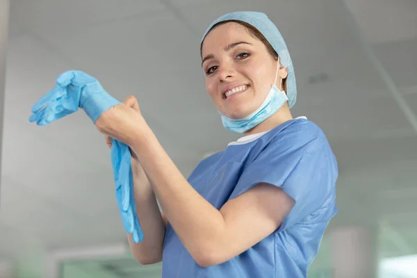 Női Orvos Felvesz Kék Sterilizált Sebészeti Kesztyű — Stock Fotó
