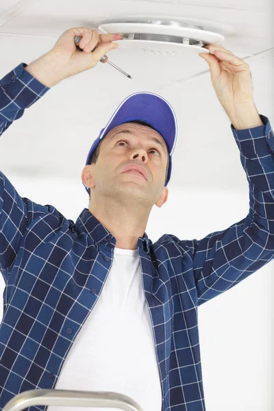 Electrician Repairing Ceiling Light — Stock Photo, Image