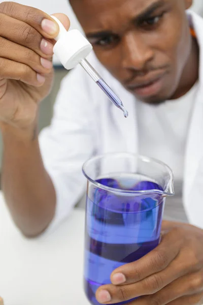 Young Scientist Violet Solution Pipette Dropper — Stock Photo, Image