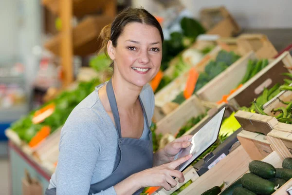 Žena Prodejce Ovoce Nabízí Obchodě — Stock fotografie