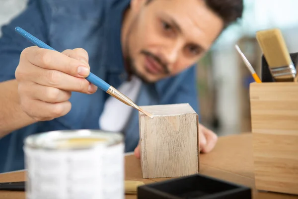 Uomo Sta Dipingendo Una Ceramica — Foto Stock