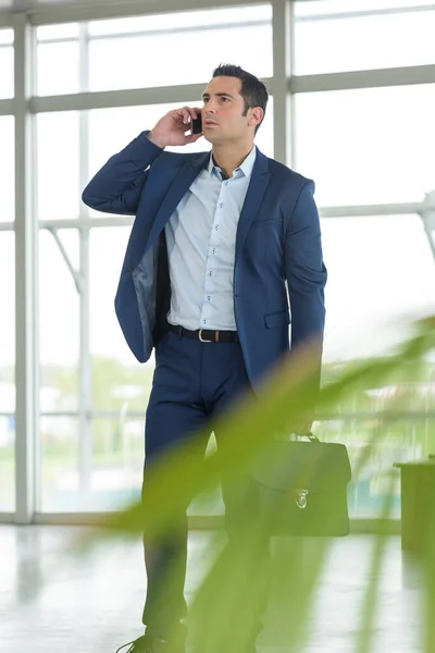 Podnikatel Mluví Mobilní Telefon Chodbě — Stock fotografie