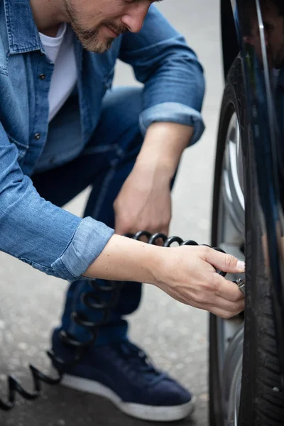 자동차 타이어의 기압을 확인하는 — 스톡 사진