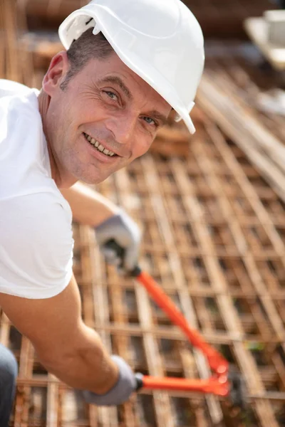 Trabajador Masculino Que Utiliza Cortadoras Pernos Barras Refuerzo Metal —  Fotos de Stock