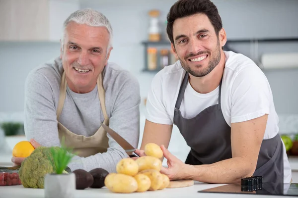 Zoon Van Hipster Met Zijn Hoge Vader Koken Keuken — Stockfoto