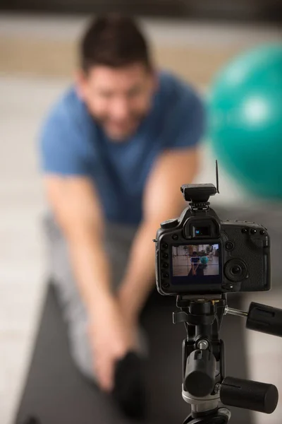 Knappe Fitness Blogger Opnemen Van Een Video — Stockfoto