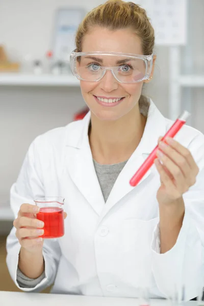 Smily Kobiet Badania Naukowe Patrząc Tubę Laboratorium — Zdjęcie stockowe
