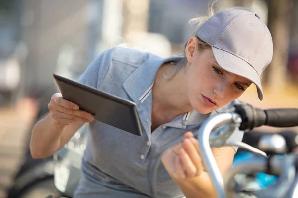 Female Bike Mechanic Woman Using Tablet — Stock Photo, Image