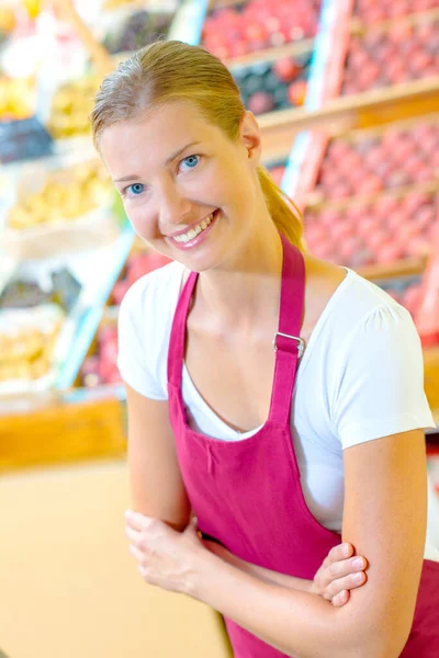 Šťastný Zaměstnanec Supermarketu Usměje — Stock fotografie