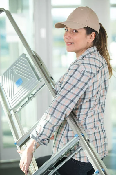 Mujer Joven Que Lleva Una Escalera —  Fotos de Stock