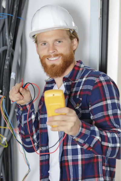 Eletricista Trabalho Mede Corrente Elétrica — Fotografia de Stock