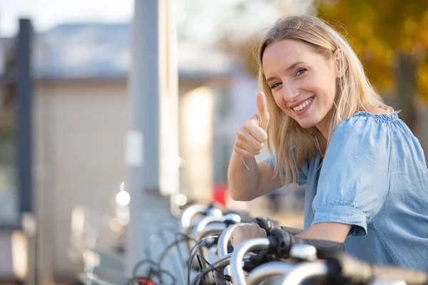 Mujer Joven Tomando Una Bicicleta Una Plataforma Alquiler Bicicletas —  Fotos de Stock