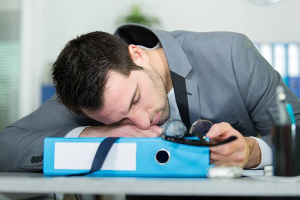 ビジネスマンはオフィスの机の上で眠り — ストック写真