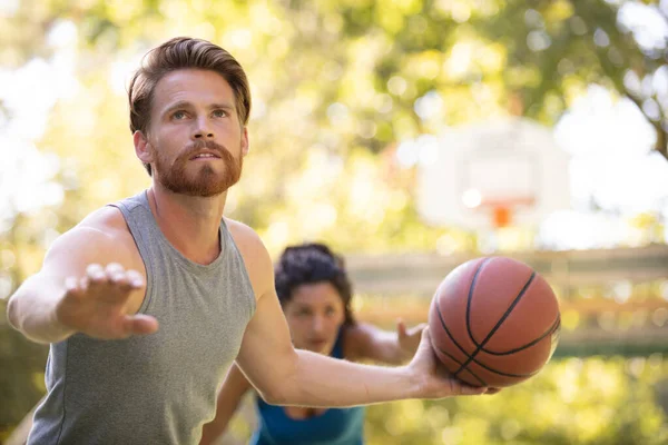 Paar Die Houdt Van Sport Paar Spelen Basketbal — Stockfoto