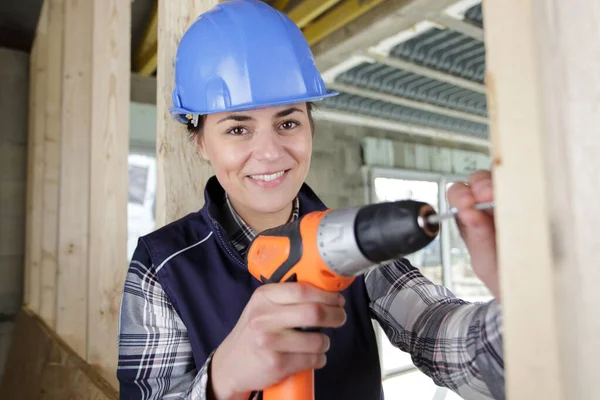 快乐的女建筑工人在工地钻探 — 图库照片