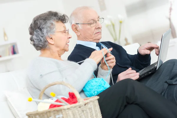 Senior Paar Zitten Vloer Breien Met Behulp Van Laptop — Stockfoto