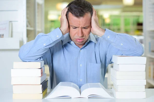 Ból Głowy Podczas Czytania — Zdjęcie stockowe