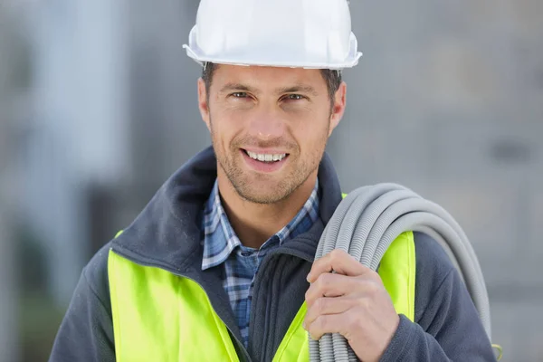 Glad Manlig Byggare Håller Kablar — Stockfoto