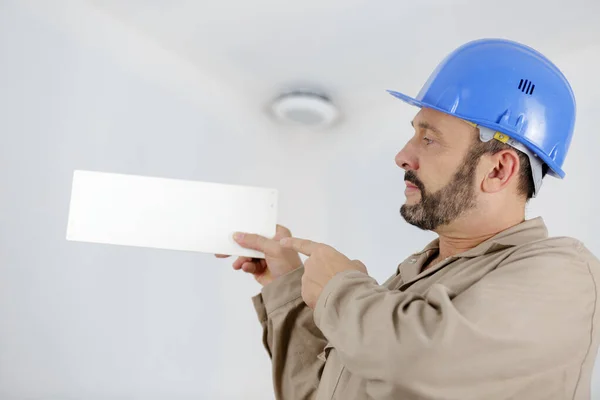 Construtor Masculino Trabalhador Manual Capacete Segurando Papel — Fotografia de Stock