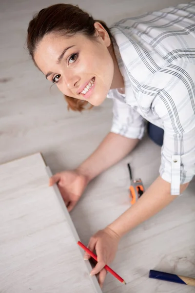 Kobieta Układająca Podłogę Drewnianą — Zdjęcie stockowe
