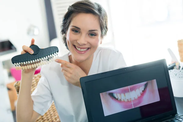 プロの女性歯科医が笑顔でカメラを — ストック写真