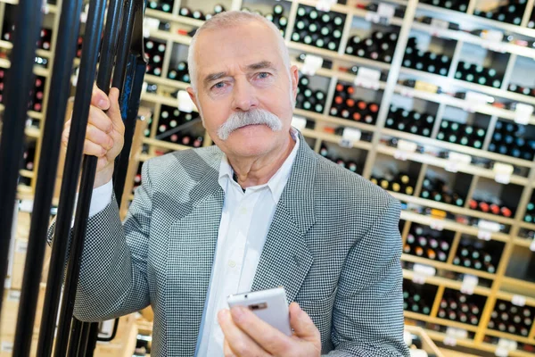 Sorrindo Homem Sênior Escolhendo Vinho Supermercado — Fotografia de Stock