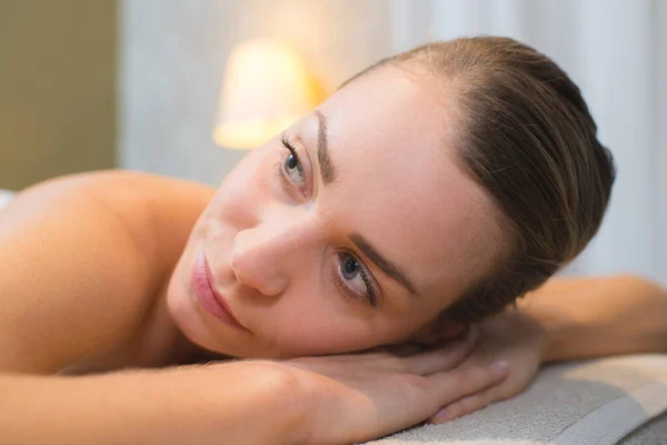 Frau Entspannt Sich Nach Guter Massage — Stockfoto