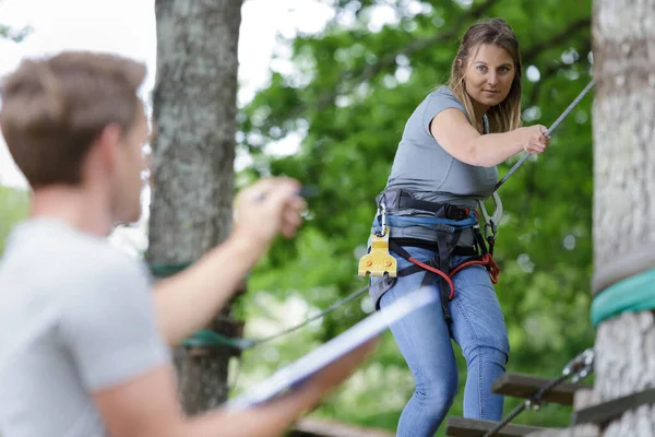 男男女女在新兵训练营爬下绳子 — 图库照片