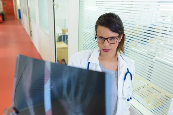 Konzentrierter Arzt Beim Röntgen — Stockfoto