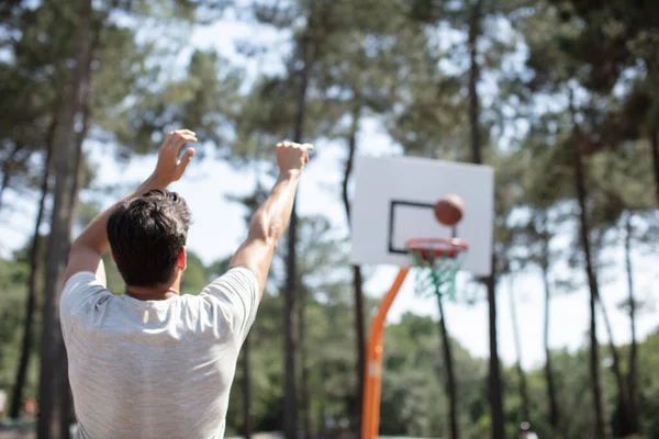 Man Som Spelar Basket Ensam — Stockfoto