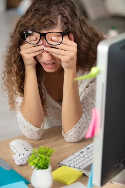 Frustrerad Ung Kvinna Som Blundar Sin Arbetsplats — Stockfoto