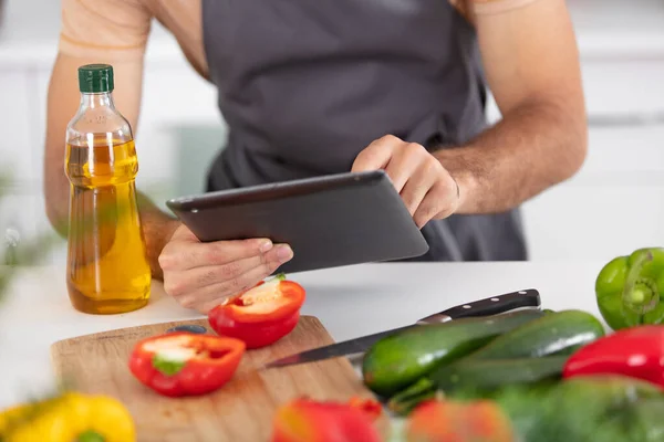Vista Cortada Homem Cozinhar Usando Tablet Digital — Fotografia de Stock