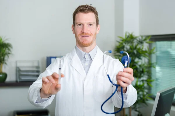 Manlig Läkare Som Håller Sprutan Med Injektion — Stockfoto