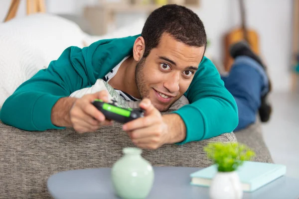 男人拿着快乐棒在家里玩电子游戏 — 图库照片