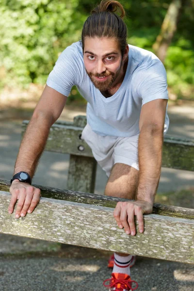 若者に合わせ屋外フォワードランジをやって足を伸ばし男 — ストック写真