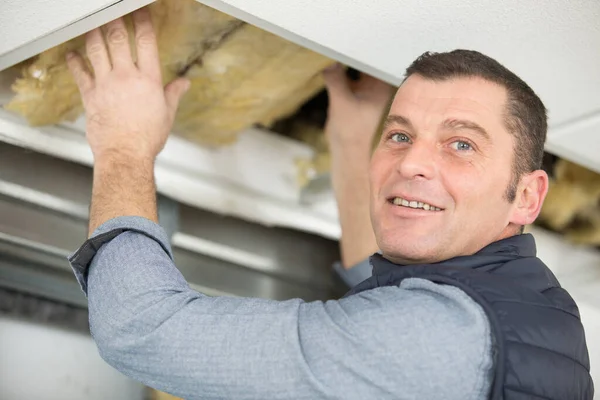 Człowiek Montaż Izolacji Dachu — Zdjęcie stockowe