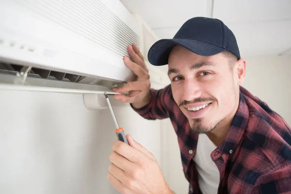 Porträt Eines Erwachsenen Technikers Der Eine Klimaanlage Repariert — Stockfoto