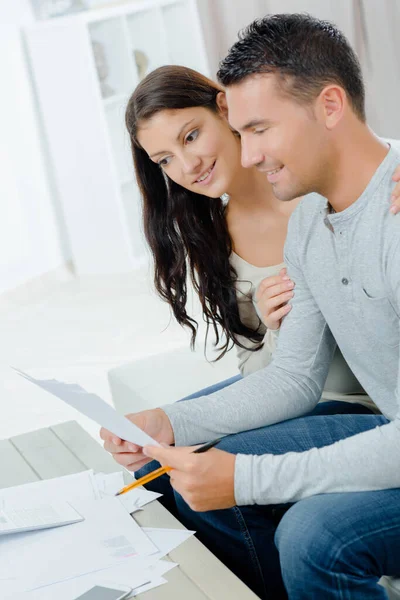 Jeune Couple Signant Contrat Achat Immobilier — Photo