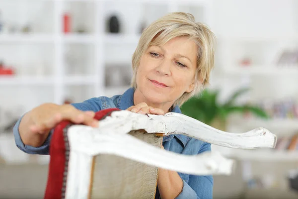 Diseñador Muebles Femeninos Senior Cuidadosamente Lijar Una Silla —  Fotos de Stock