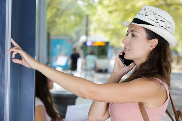Mujer Parada Autobús Con Teléfono Móvil —  Fotos de Stock