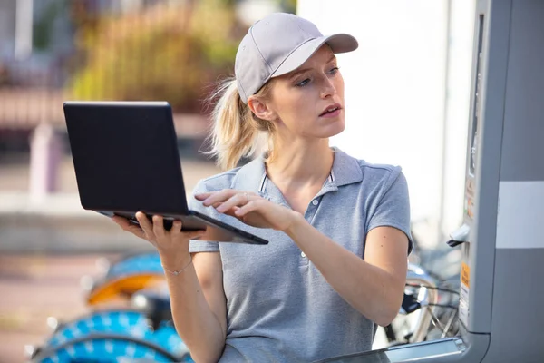 Şehir Bisikletlerinin Yanındaki Bilgisayarı Kullanan Kadın — Stok fotoğraf