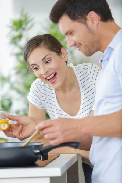 Paar Kocht Essen Der Heimischen Küche — Stockfoto