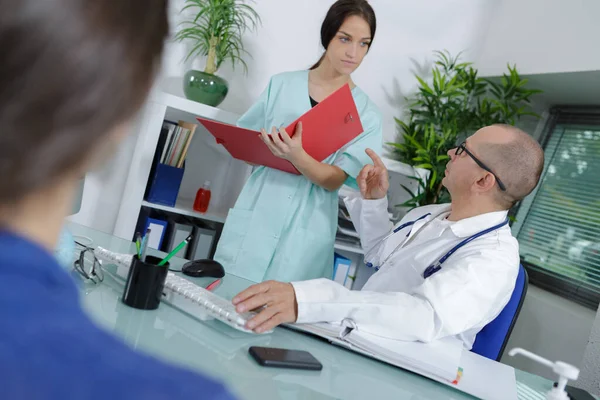 Ärzte Und Krankenschwester Gespräch Büro — Stockfoto